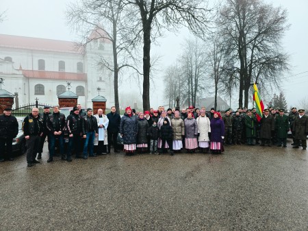 Raseiniškiai išlydėjo į Ukrainą baikerius ir jų organizuotą paramą