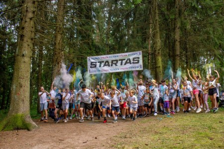Bėgimas „Išsitaškyk spalvom“ Raseiniuose subūrė šimtus dalyvių