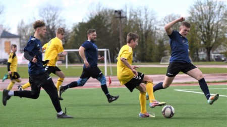 Atnaujintoje universalioje sporto aikštelėje Raseiniuose verda gyvenimas