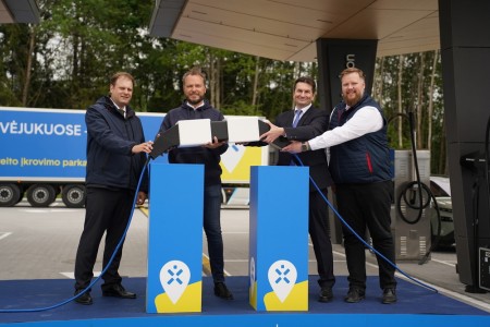 Kelyje Vilnius–Klaipėda atidarytas naujos kartos elektromobilių įkrovimo parkas