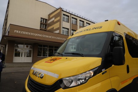 Džiugi žinia Prezidento Jono Žemaičio gimnazijos bendruomenei – perduotas naujas mokyklinis autobusėlis