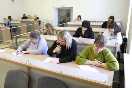 Lietuvių kalbos mylėtojai Savivaldybėje rašė Nacionalinį diktantą