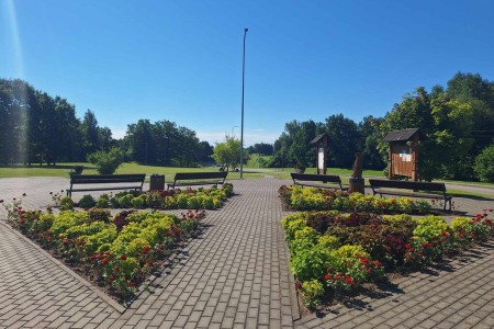 Rajono seniūnijose vyksta intensyvūs darbai: nuo žvyravimų iki dažymų