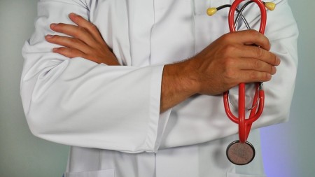 Pajutus COVID-19 ligai būdingus simptomus – kreipkitės į šeimos gydytoją