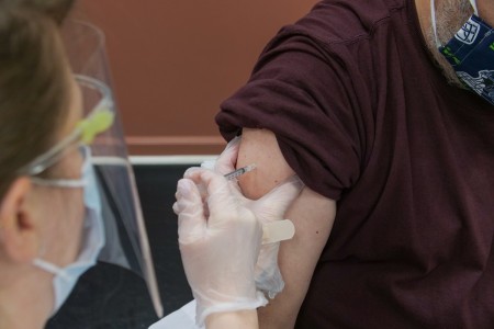Senjorų skiepijimas nuo COVID-19 tęsiamas 
