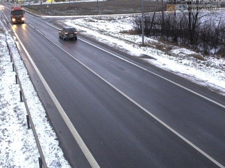 Šaltis sunkina padėtį šalies keliuose: vairuotojų prašoma atsargumo