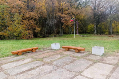 0004_paraseinio-k-aiksteleje-prie-partizanu-kapu-pastatyti-nauji-suolai_1731072242-af6ac314c9ca0476d8f19717d013d190.jpg
