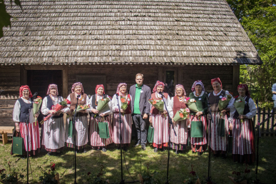 0005_folkloro-ansambli-degule-ir-vadove-asta-nikzentaitiene-sveikino-raseiniu-rajono-savivaldybes-meras-arvydas-nekrosius-ir-gausus-burys-sveciu_1780641214-49c187c9a71528e7daea14b1ca66cb5c.jpg