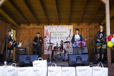 0005_jubiliejini-festivali-siemet-energingai-atidare-taurages-meno-mokyklos-gitaros-studijos-akordas-gyvo-garso-grupe-skovilio-ska_1780484030-79195edd8d30c379860068deeb0f04d3.jpg